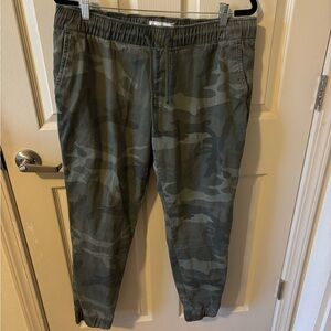 Abercrombie & Fitch men’s stretch camo joggers size L